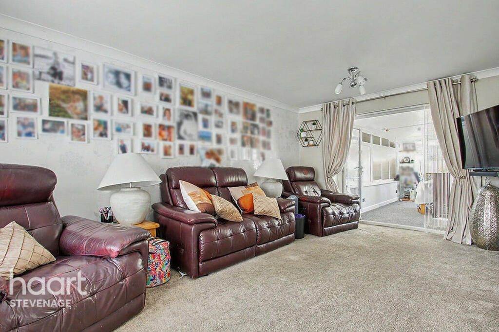 Broadwater Crescent, Stevenage photo 2