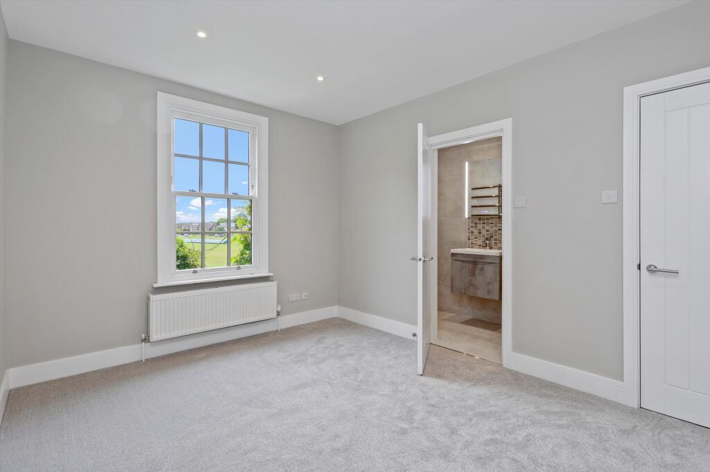 West End Lane, Esher, Surrey, KT10 – další