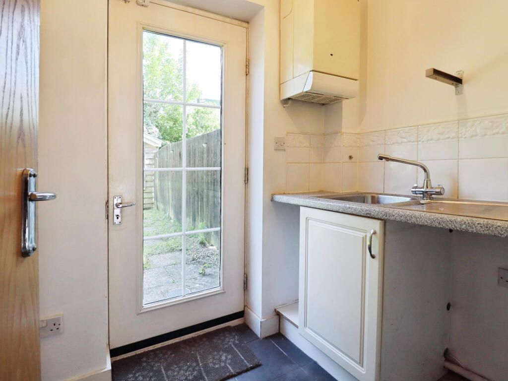 House in Cardiff, Grangetown - More