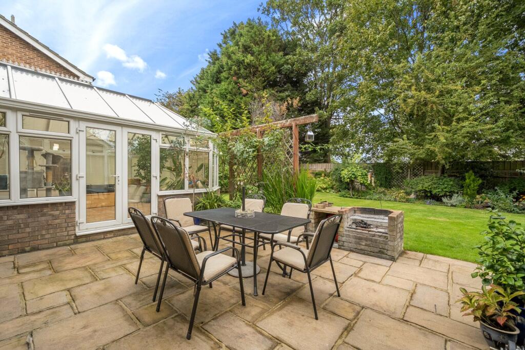 Carrick Gate, Esher, KT10 image 3