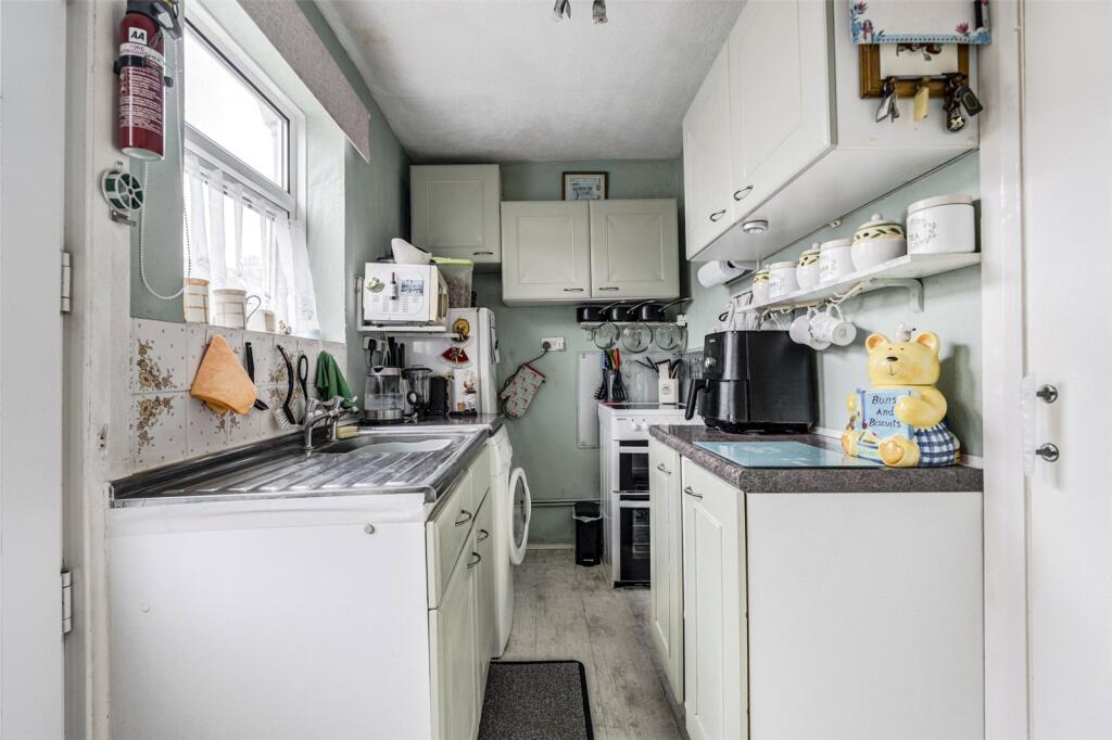 House in Worthing, Broadwater - More