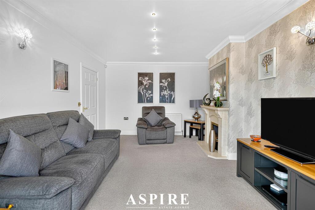 **Gated Private Cul-de-sac** Pendlestone, Benfleet photo 4