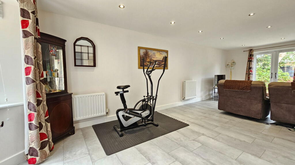 Hook Close, Greenham RG19 8EZ photo 3