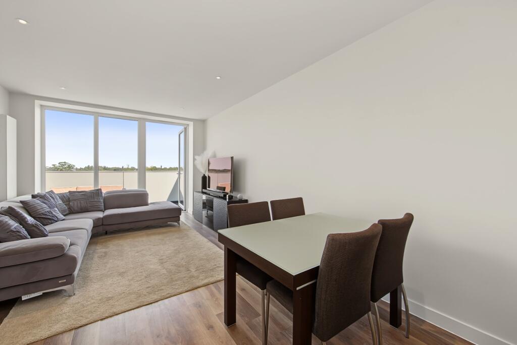 Apartment in Hertsmere, Elstree and Borehamwood - More