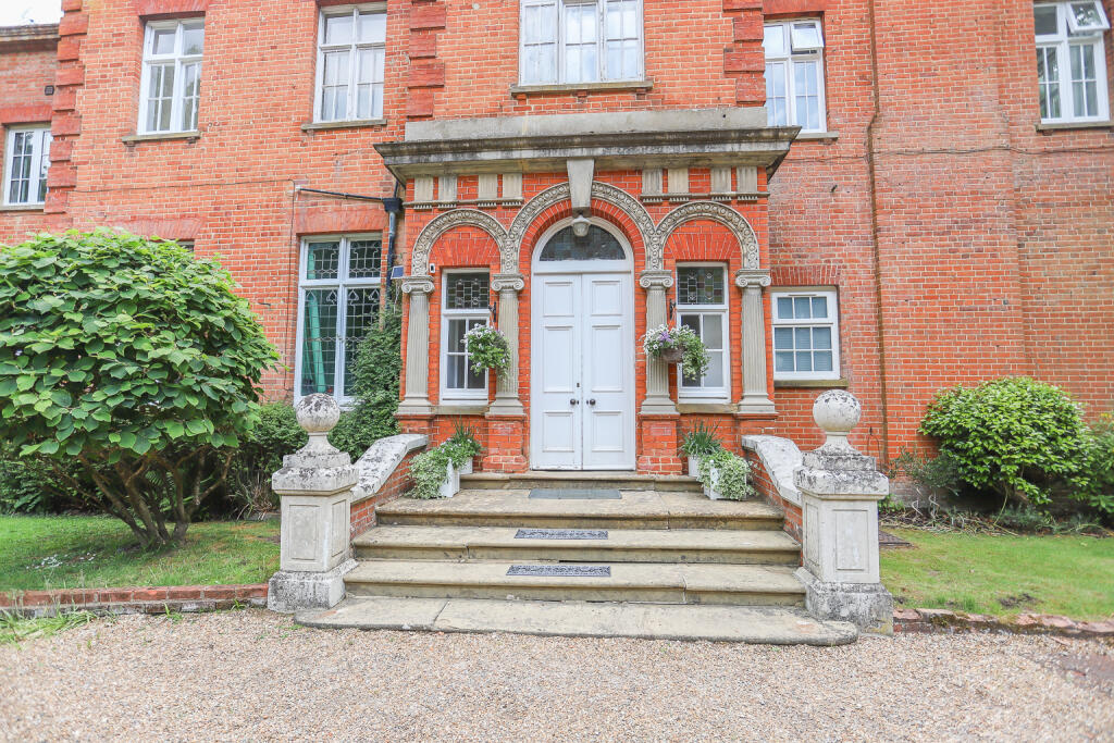 4-bed other on Lavershott Hall, Windlesham, Surrey, GU20 6LE, £1,000,000