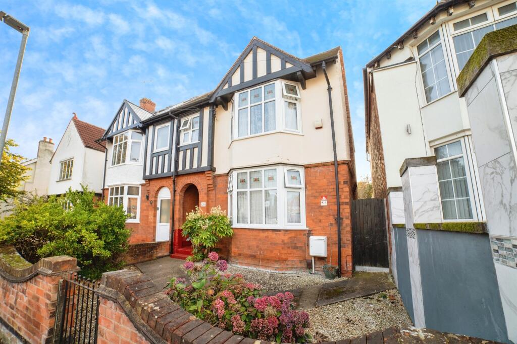 4-bed semi-detached on Stanton Place, Mansfield, £240,000