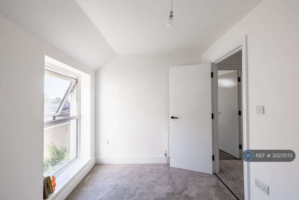 Apartment in Cardiff, Adamsdown - View 5