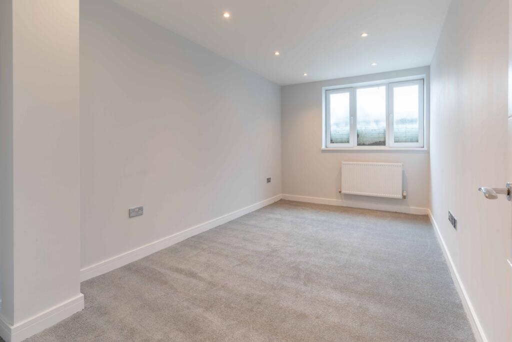 Apartment in Walton-on-Thames, Surrey - View 4