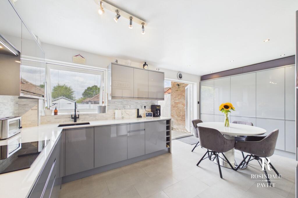 House in Sutton - View 3