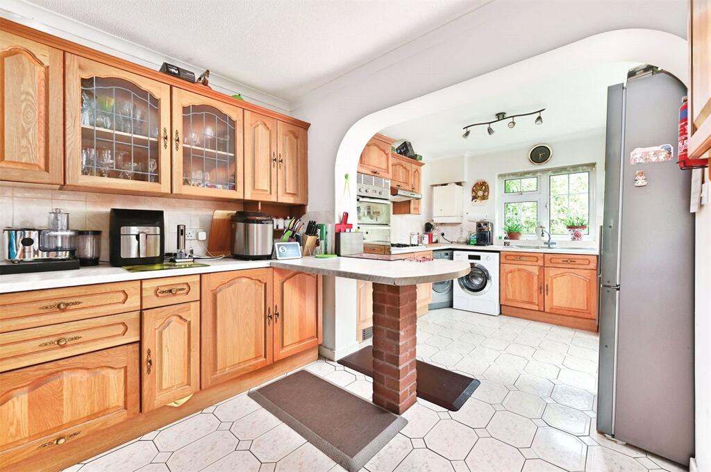 House in Rushmoor, Farnborough - More