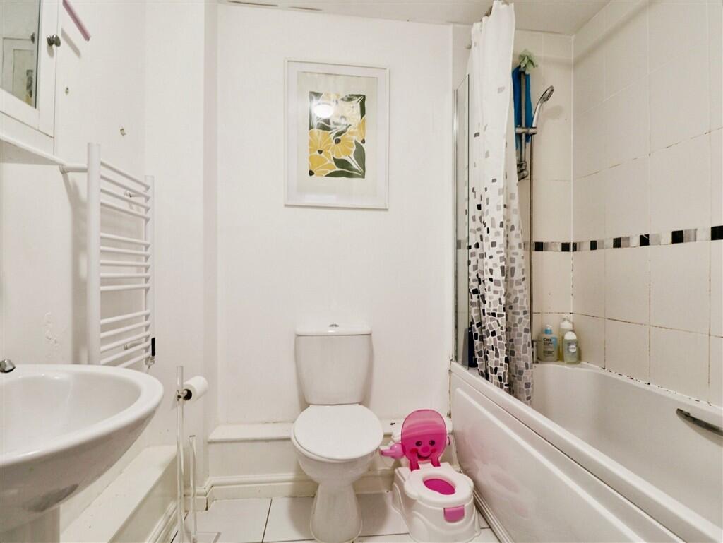 Apartment in Cardiff, Adamsdown - View 3