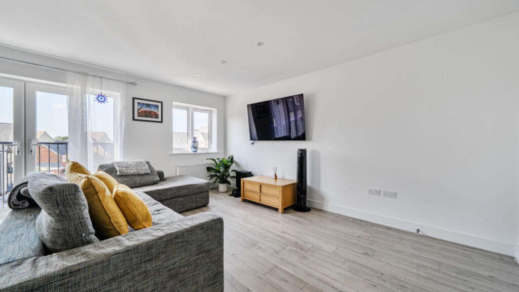 Apartment in Surrey Heath, Surrey - View 2