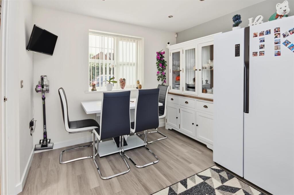 House in Warwick, Whitnash - More