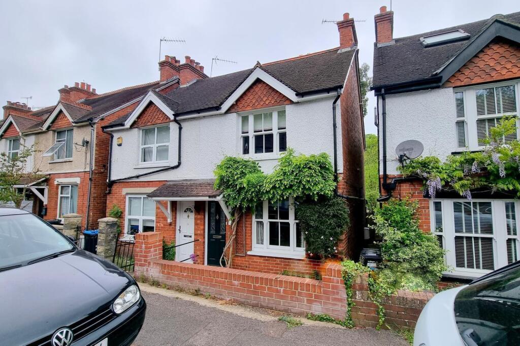 Main image of property: 2 bedroom Semi Detached House in Caterham Valley