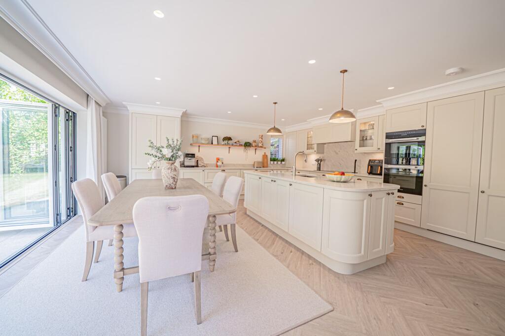 Queen Eleanors Drive, Knowle, B93 photo 4