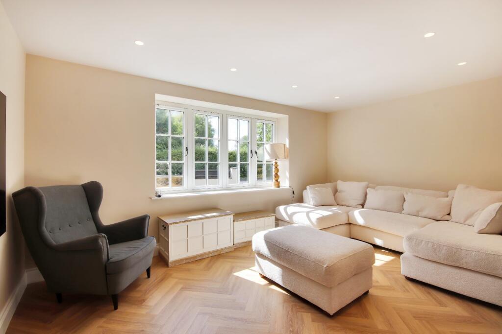 House in Sevenoaks, Dunton Green - View 3