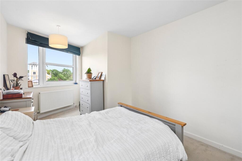Apartment in Weybridge - More