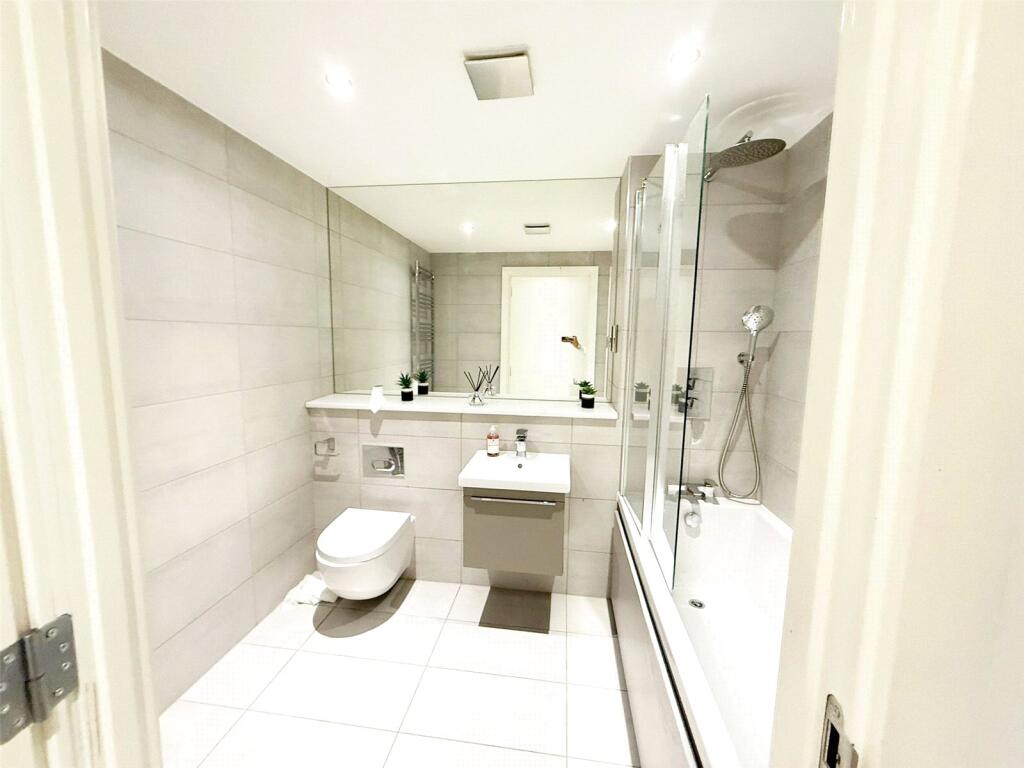 Apartment in Solihull, West Midlands - View 5