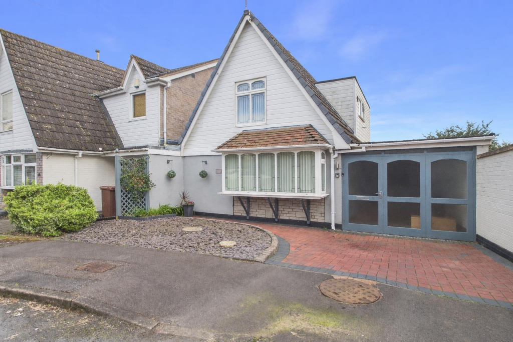 3 bedroom house for sale in Hutchinson Close, Rugeley, WS15