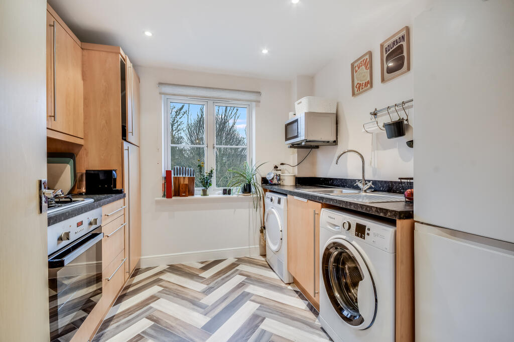 2-bed flat on Gerard Gardens, Great Baddow, Chelmsford, £230,000