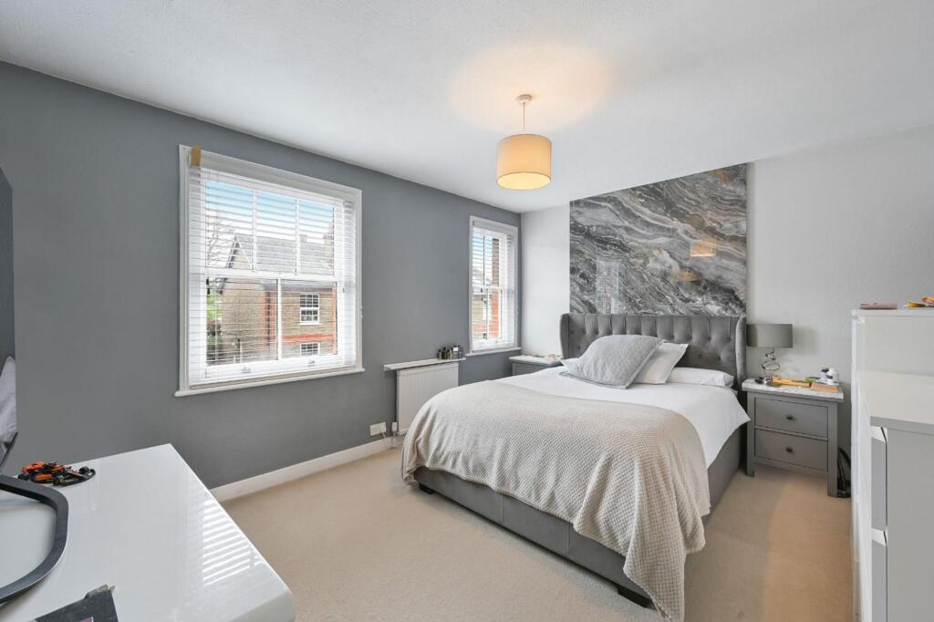 House in Kingston upon Thames - More