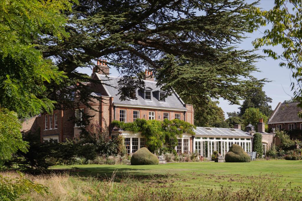 Main image of property: Hampton Court Road, East Molesey, Surrey KT8
