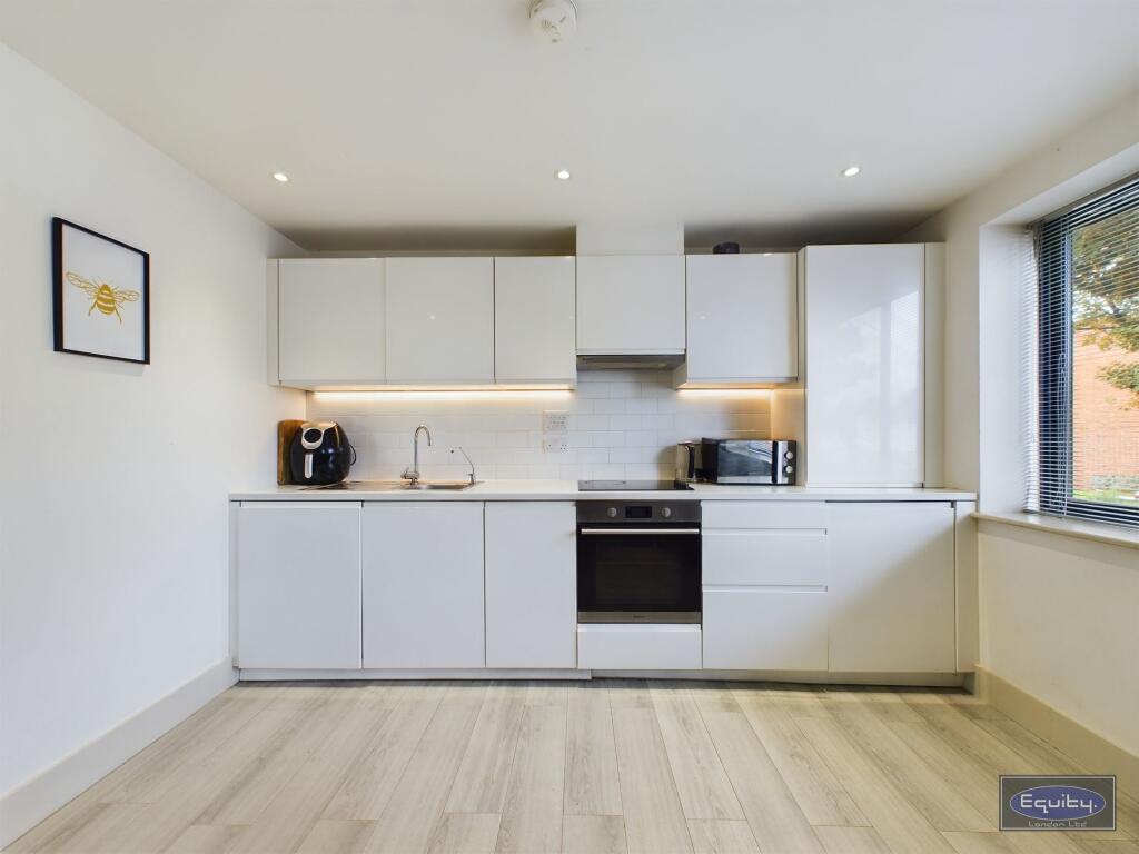 Lingfield Crescent, London, SE9 photo 3