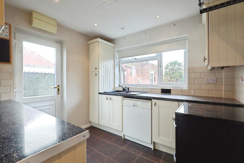 Dovehouse Drive, Wellesbourne, Warwick photo 2
