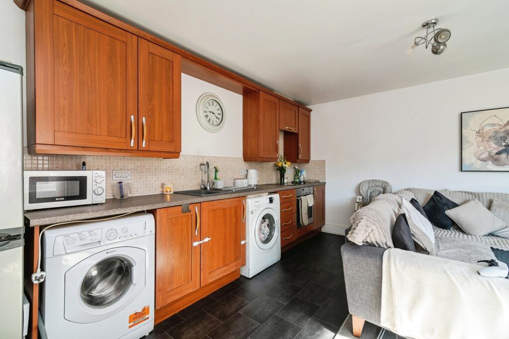 Apartment in Gedling, Nottinghamshire - View 5
