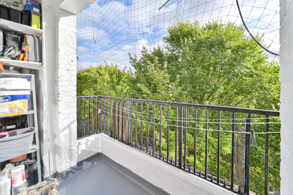 Apartment in London, St Martins Estate, Brixton - View 4