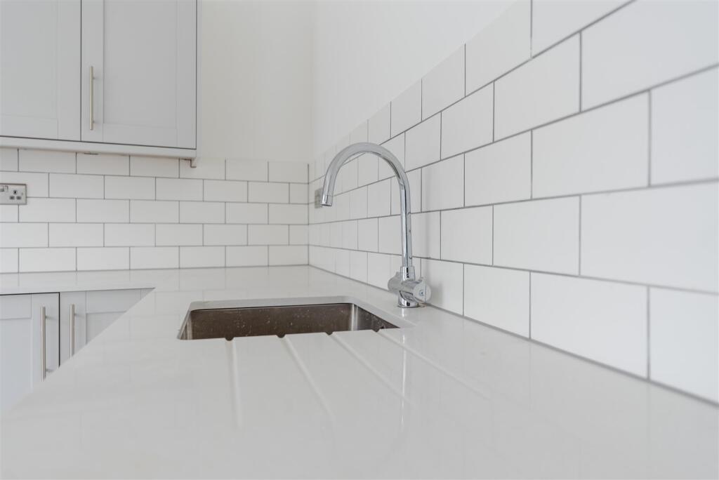 Apartment in Guildford, Charlotteville - View 4