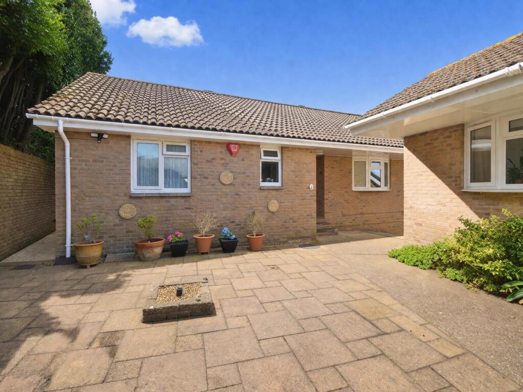 Main image of property: CLOSE TO LOCAL AMENITIES * SHANKLIN