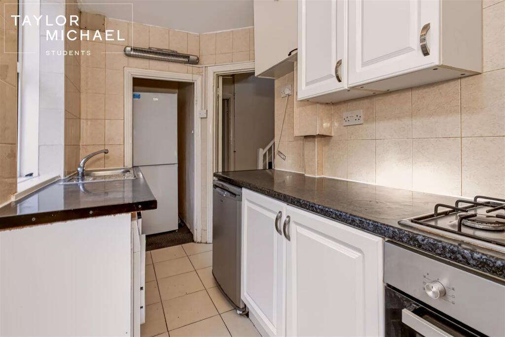 5 bedroom semi-detached house for rent