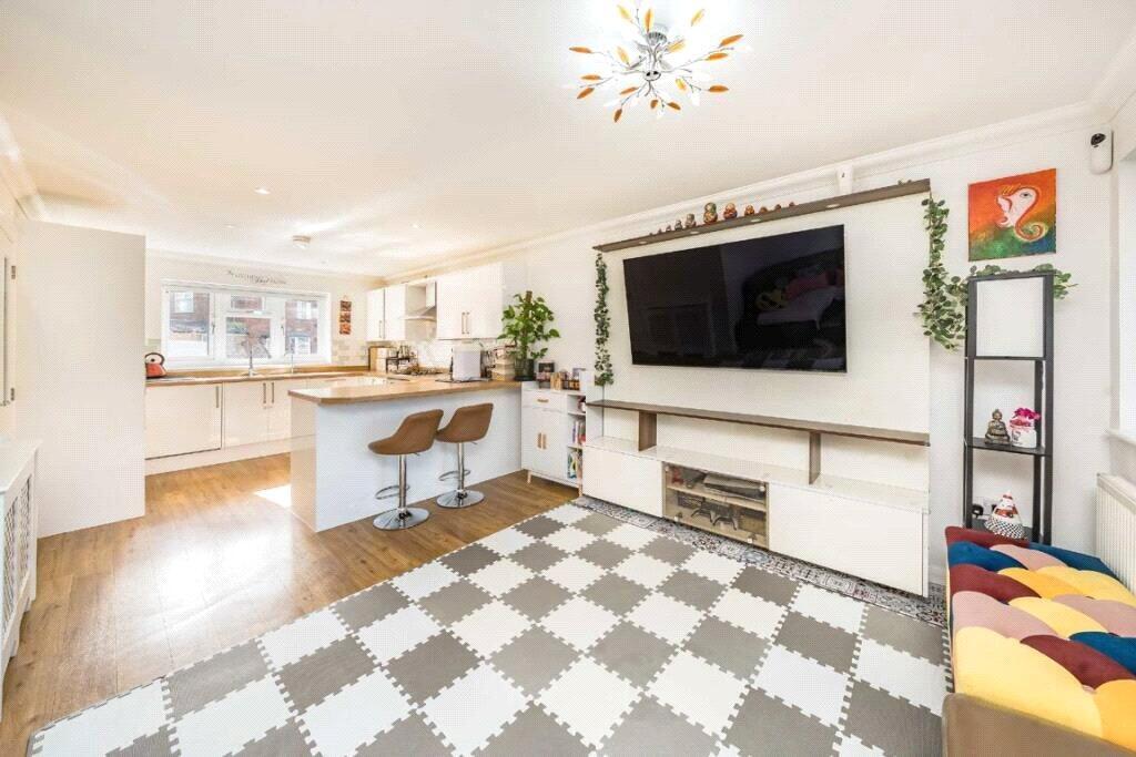 House in Sunbury-on-Thames, Surrey - View 3