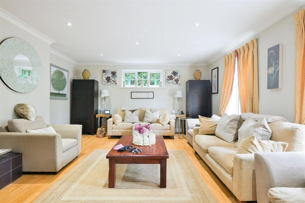 House in Reigate and Banstead, Surrey - View 2
