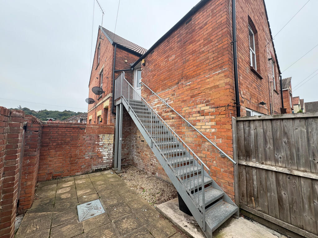 2-bed flat on Beer Street, Yeovil, BA20 2AX, £125,000