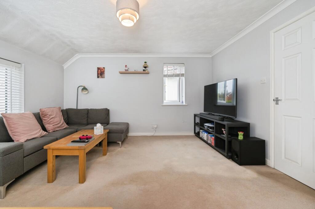 Apartment in Eastleigh, Fair Oak and Horton Heath - View 3