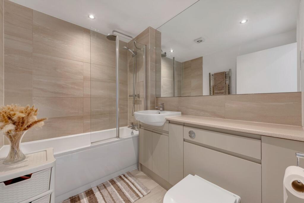 Chertsey, Surrey, KT16 photo 4