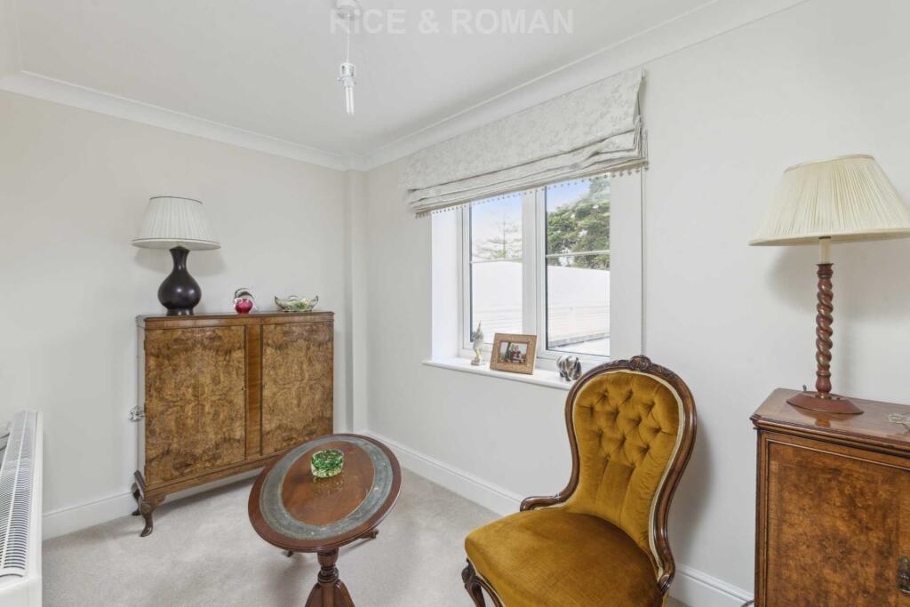 Apartment in Slough - More