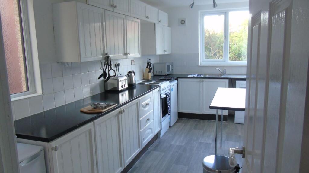 Main image of property: 8 Kingsway, Nuneaton, Warwickshire, CV11 5LP