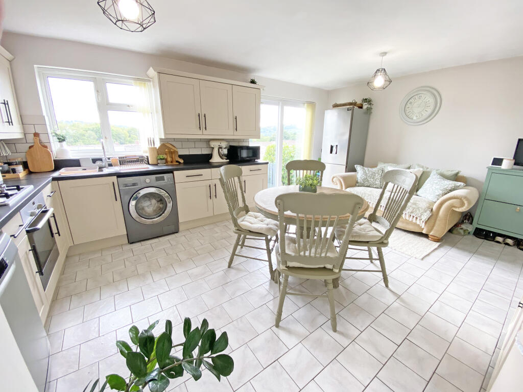 Heathlands, Ystrad Mynach, Hengoed, CF82 7AZ photo 2