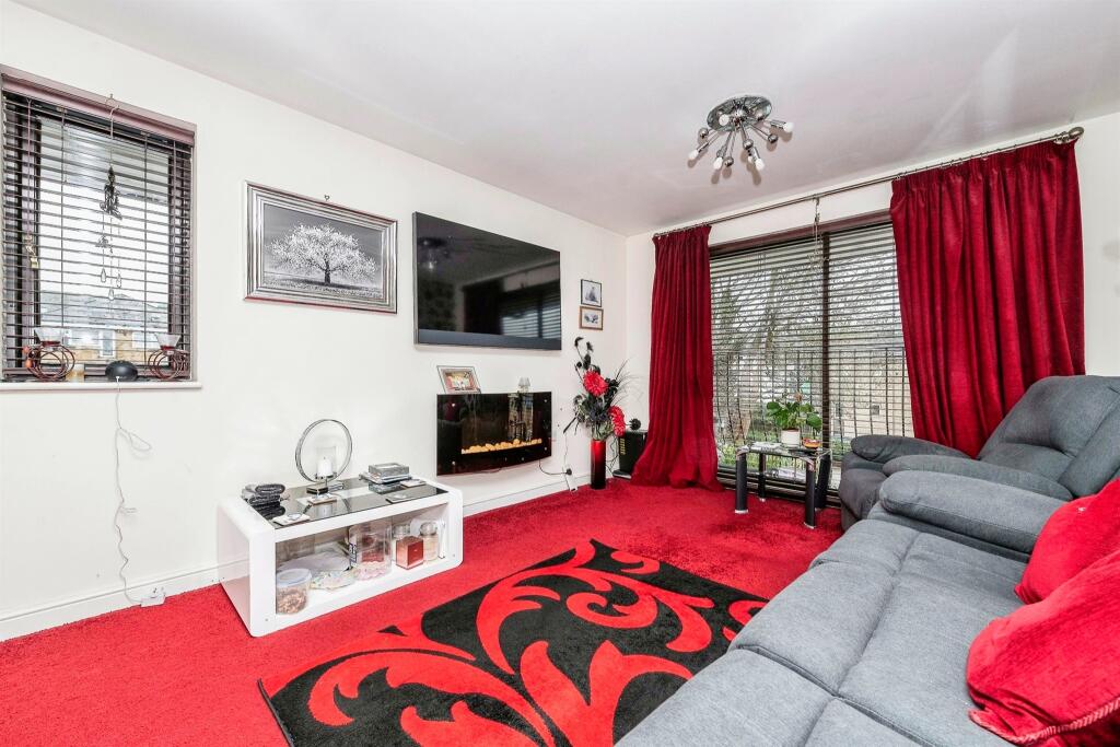 Queensway, HEMEL HEMPSTEAD photo 2