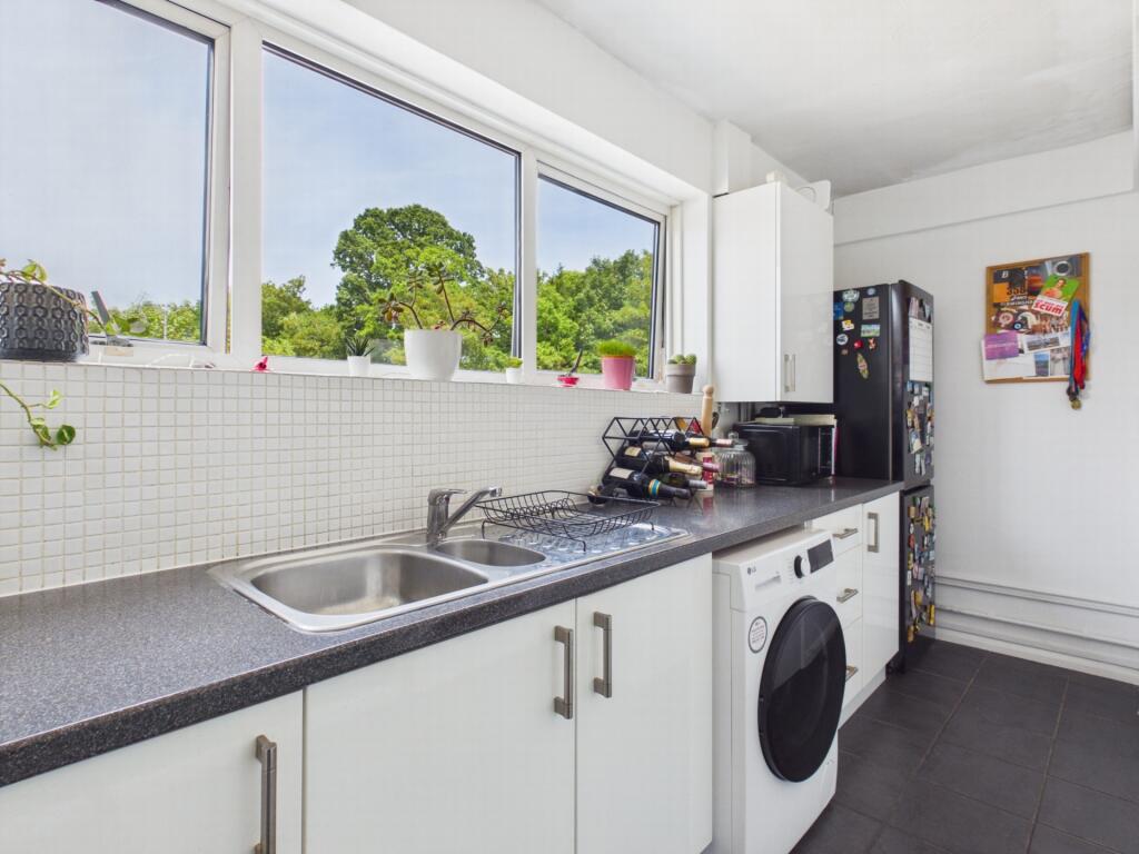 Apartment in Redhill - More
