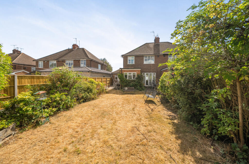 House in Dunstable, Beecroft, Central Bedfordshire - More