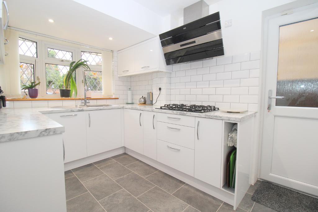 Selsey Drive, Putteridge, Luton, Bedfordshire, LU2 8HZ photo 2