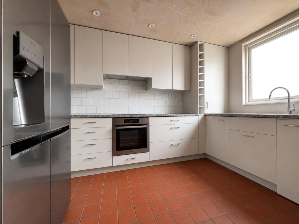 Stoneycroft Close, London, SE12 - View 3