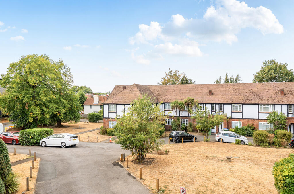 Apartment in Elmbridge, Weybridge - View 4