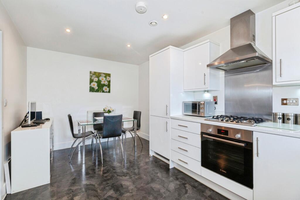 Apartment in Maidenhead, Bray Wick - View 5