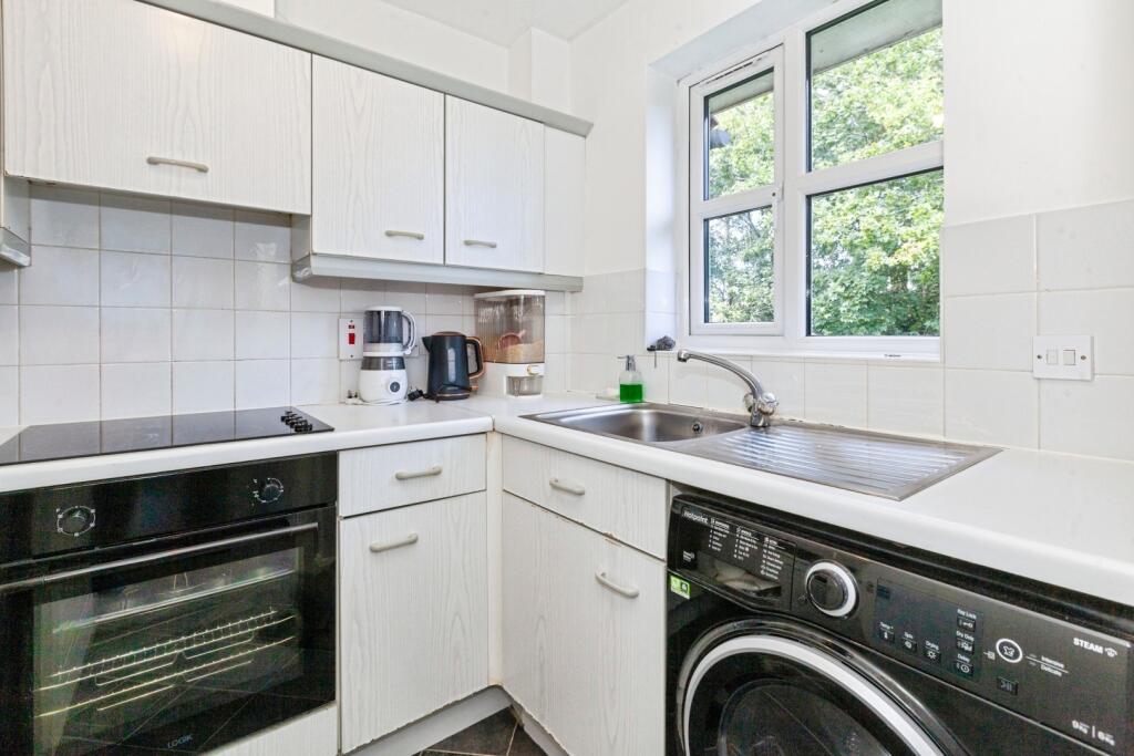 Apartment in Slough - View 5