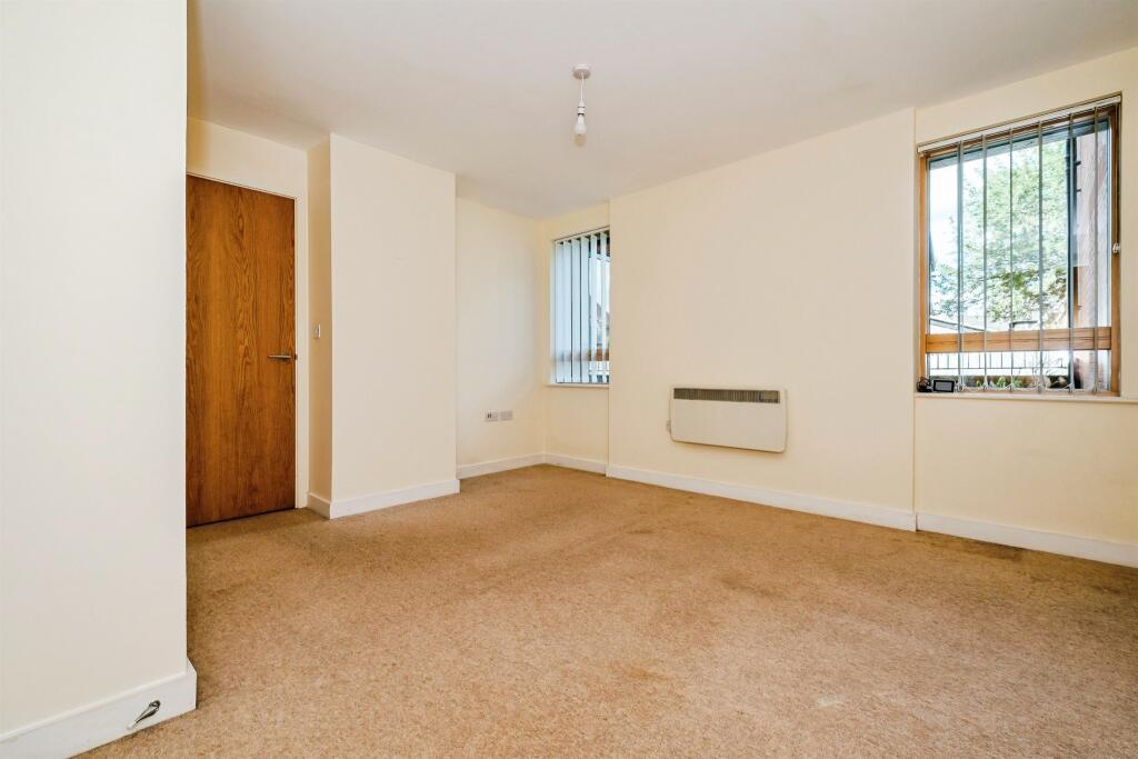 Apartment in Horsham, New Town - More